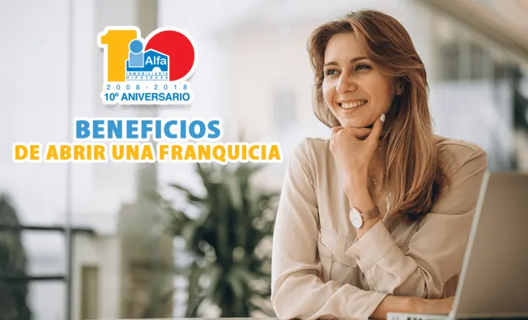 Mujer sonriente pensando cuánto cuesta una franquicia en la oficina de una agencia